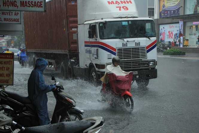 Người dân Sài Gòn lại bì bõm 'vượt lũ' sau mưa lớn - ảnh 6