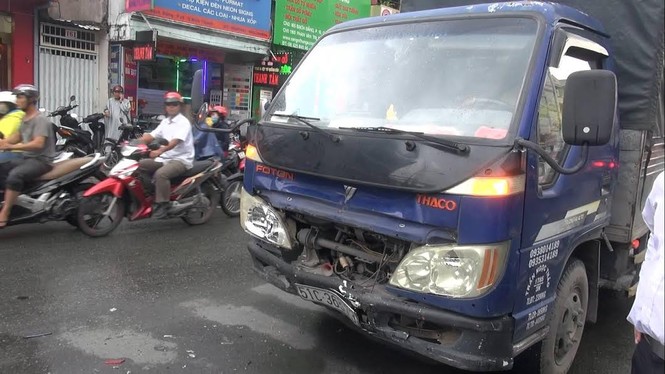 Tai nạn liên hoàn, hàng ngàn xe kẹt cứng trong mưa Sài Gòn - ảnh 1