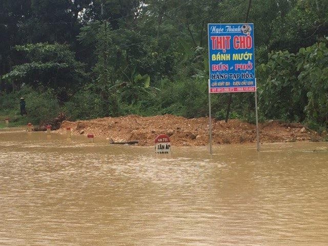 Bản làng bị chia cắt, nhiều trường cho học sinh nghỉ - ảnh 1