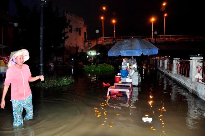 TPHCM lại ngập nặng do triều cường cao nhất năm - ảnh 1