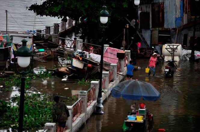 TPHCM lại ngập nặng do triều cường cao nhất năm - ảnh 2