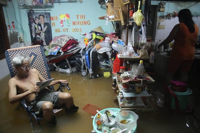 TPHCM lại ngập nặng do triều cường cao nhất năm - ảnh 6