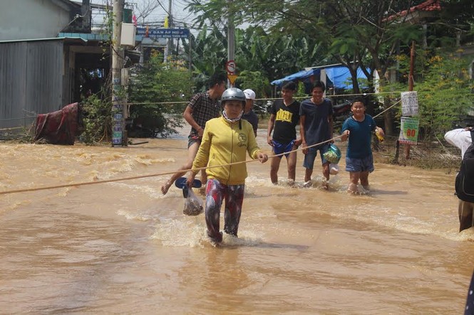 Biên Hòa ngập lớn sau 8 năm, hơn 1000 hộ dân chìm trong biển nước - ảnh 3