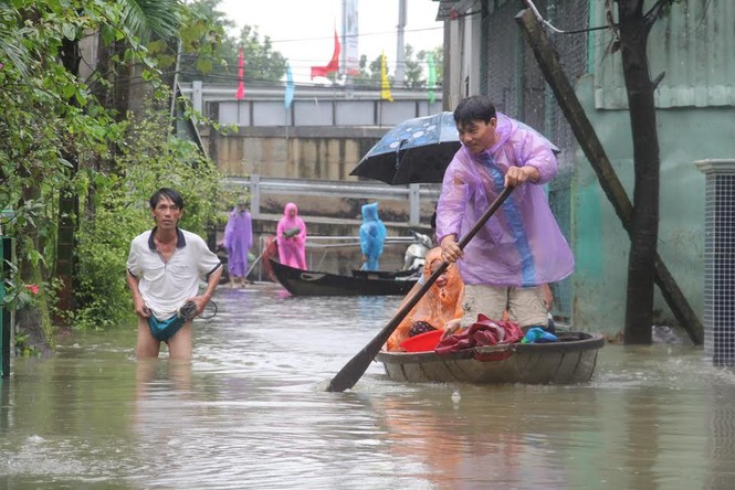 Quảng Nam: Nước lũ tràn vào nhà, giao thông chia cắt - ảnh 1