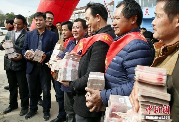 Nông dân hớn hở nhận hàng trăm triệu đồng thưởng Tết - ảnh 1