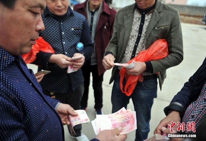 Nông dân hớn hở nhận hàng trăm triệu đồng thưởng Tết - ảnh 4