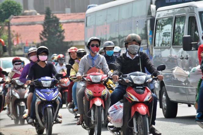 Dân miền Tây ùn ùn trở lại Sài Gòn sau Tết - ảnh 1