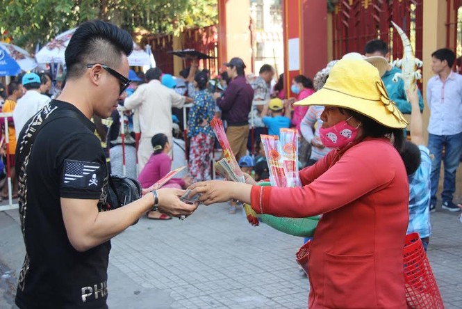 Hàng nghìn người chen chân cầu an ở chùa Bà - ảnh 2