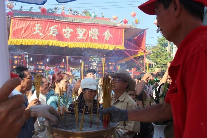 Hàng nghìn người chen chân cầu an ở chùa Bà - ảnh 3