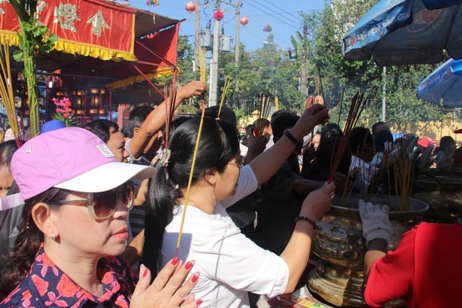 Hàng nghìn người chen chân cầu an ở chùa Bà - ảnh 4