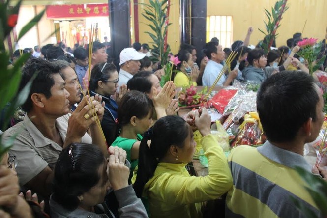 Hàng nghìn người chen chân cầu an ở chùa Bà - ảnh 5