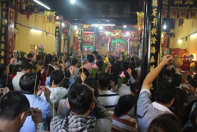 Hàng nghìn người chen chân cầu an ở chùa Bà - ảnh 6