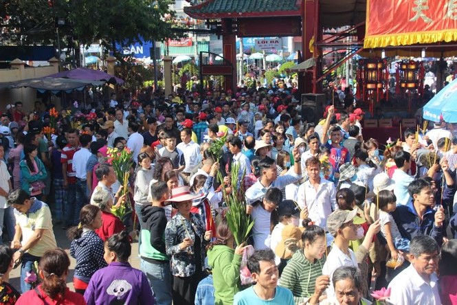 Hàng nghìn người chen chân cầu an ở chùa Bà - ảnh 7