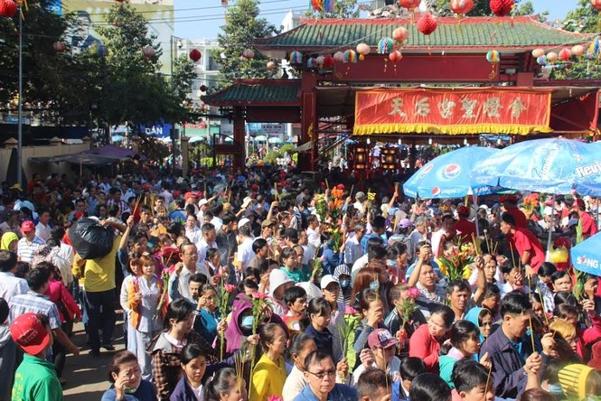 Hàng nghìn người chen chân cầu an ở chùa Bà - ảnh 8