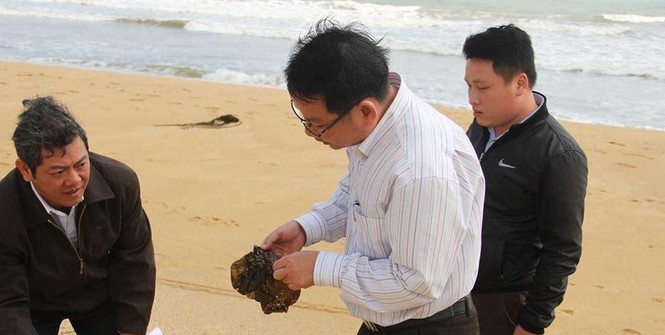 Thu gom rác thải, dầu vón cục dạt vào bờ biển - ảnh 1