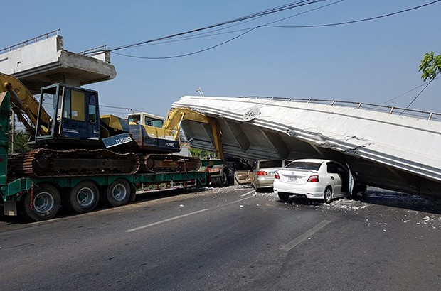 Máy xúc làm sập cầu vượt đè bẹp hàng loạt ô tô - ảnh 1