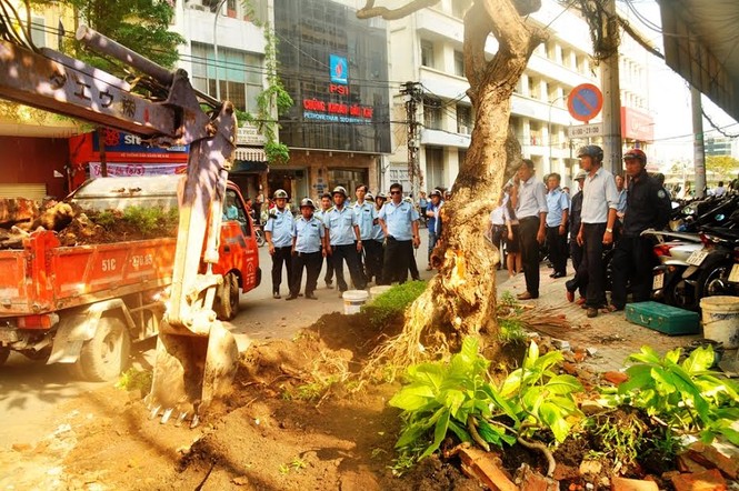 Quận 1 tháo dỡ vọng gác công an, cắt xích rào của Ngân hàng Nhà nước - ảnh 11