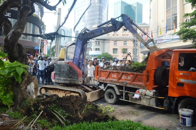 Quận 1 tháo dỡ vọng gác công an, cắt xích rào của Ngân hàng Nhà nước - ảnh 16