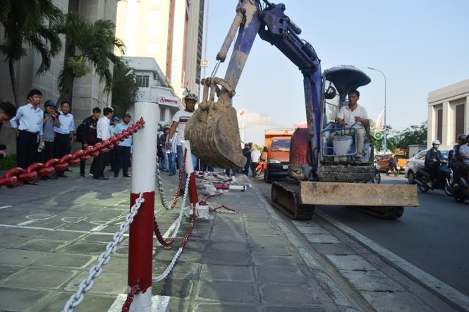 Quận 1 tháo dỡ vọng gác công an, cắt xích rào của Ngân hàng Nhà nước - ảnh 17