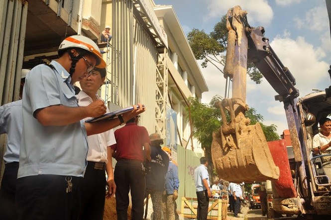 Quận 1 tháo dỡ vọng gác công an, cắt xích rào của Ngân hàng Nhà nước - ảnh 5