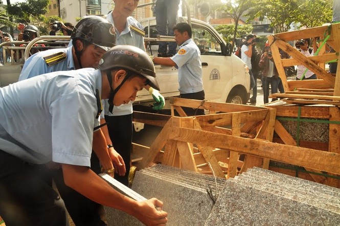 Quận 1 tháo dỡ vọng gác công an, cắt xích rào của Ngân hàng Nhà nước - ảnh 7