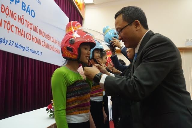 Ngắm mũ bảo hiểm độc đáo dành riêng cho phụ nữ dân tộc Thái - ảnh 1