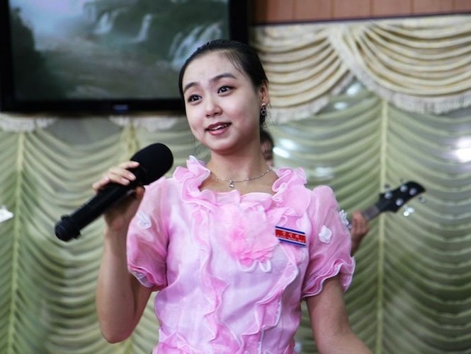 Những nữ nhân viên xinh đẹp và bí ẩn bên trong nhà hàng Triều Tiên - ảnh 9