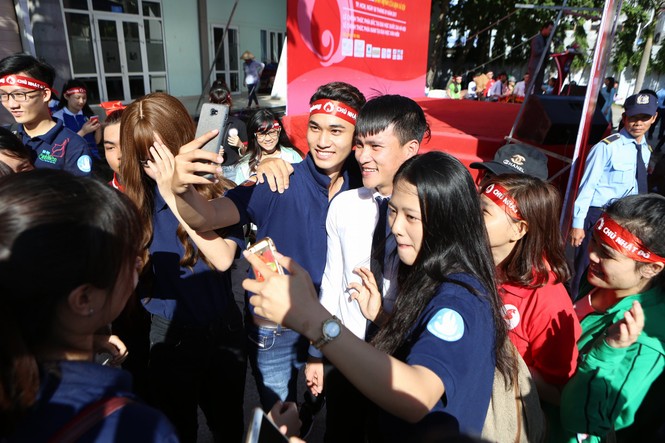 Chủ Nhật Đỏ 2017, Báo Tiền Phong - ảnh 39