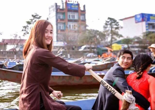 Thiếu nữ tại chùa Hương bất ngờ được phong...