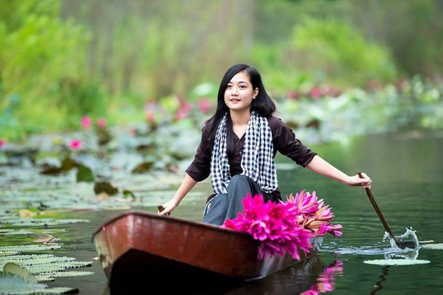 Thiếu nữ tại chùa Hương bất ngờ được phong...