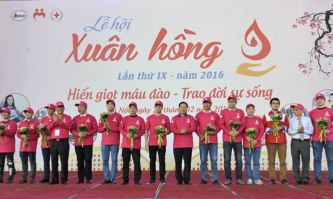 Gần 1.000 tình nguyện viên xếp hình hưởng ứng Lễ hội Xuân hồng - ảnh 6