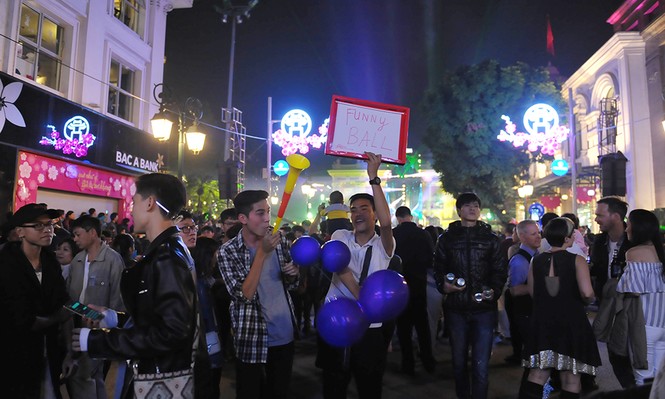 Hà Nội: 'Bóng cười' xuống phố đêm giao thừa - ảnh 1