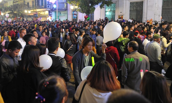 Hà Nội: 'Bóng cười' xuống phố đêm giao thừa - ảnh 7