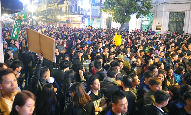 Hà Nội: 'Bóng cười' xuống phố đêm giao thừa - ảnh 8