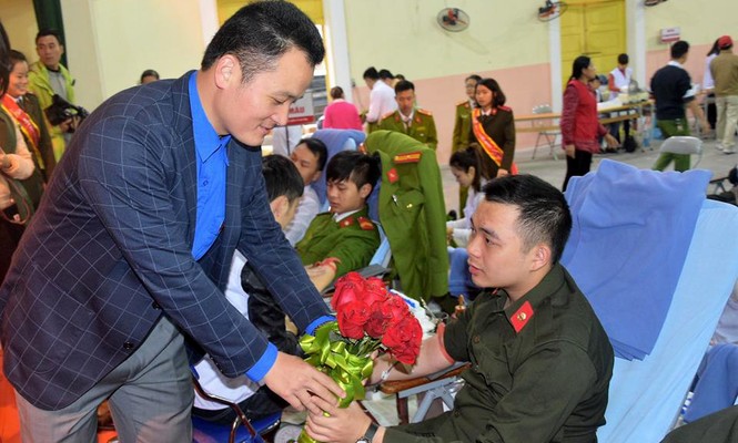 Sẻ chia giọt hồng hưởng ứng Tháng Thanh niên - ảnh 1