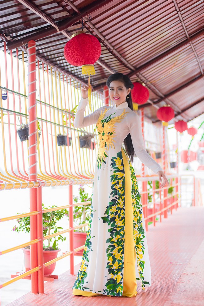 Á khôi Nữ sinh viên Việt Nam khoe vóc dáng cân đối với tà áo Việt - ảnh 2