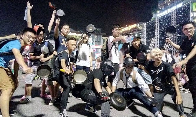 Tròn mắt chứng kiến hàng trăm thanh niên... cầm chảo chạy quanh Bờ Hồ - ảnh 2