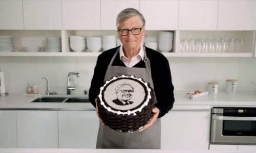 Tỷ phú Bill Gates gây 'bão' mạng xã hội với video làm bánh mừng sinh nhật bạn thân