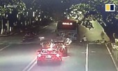 Xe buýt phát nổ giữa phố, hành khách văng ra ngoài