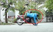 Mục sở thị áo túi khí bảo vệ người đi xe máy, giá 2 triệu đồng
