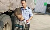 Làm chết vịt sợ bố mắng, bé trai trốn dưới gầm xe tải đi 1000km