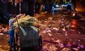 Phố cổ Hà Nội ngập trong 'biển rác' dịp Trung thu