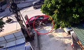 Nữ chủ nhà đang quét rác trên vỉa hè bất ngờ bị ôtô tông bay