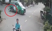 Lùi xe thiếu quan sát, suýt chèn trúng người cậu bé