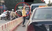 Tài xế ô tô tranh thủ tập thể dục lúc chờ đèn đỏ gây thích thú