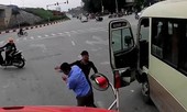 Xe khách liên tục tạt đầu, vượt ẩu gặp ngay tài xế xe ben 'cứng'