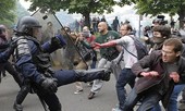 Xử lý biểu tình, ông Macron có thể học Obama