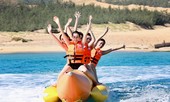 Thí sinh HHVN phấn khích lướt sóng Quy Nhơn với thuyền chuối