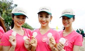 Thí sinh HHVN nhặt vỏ sò ghép chữ trên bãi biển Cửa Lò