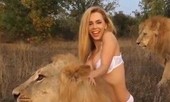 Showbiz 23/9: Siêu mẫu diện bikini khoe thân bên sư tử gây phẫn nộ